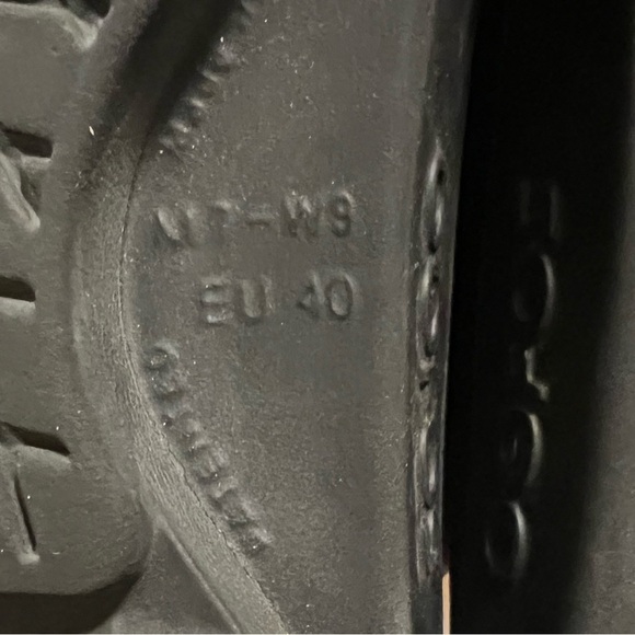 OOFOS Black Slide Sandals SIZE 40 (9 women’s) - Picture 6 of 9